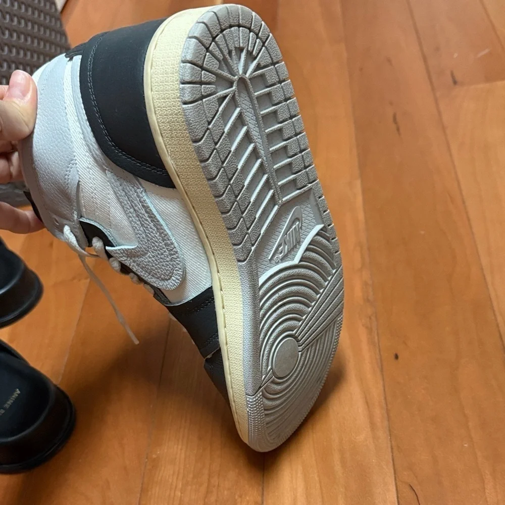 Tones of gray and White mid-Top Sneakers